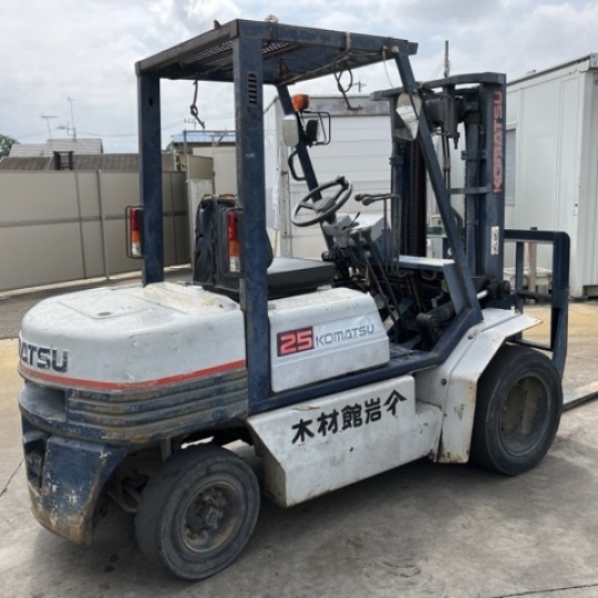 Xe nâng dầu 2.5 tấn cũ