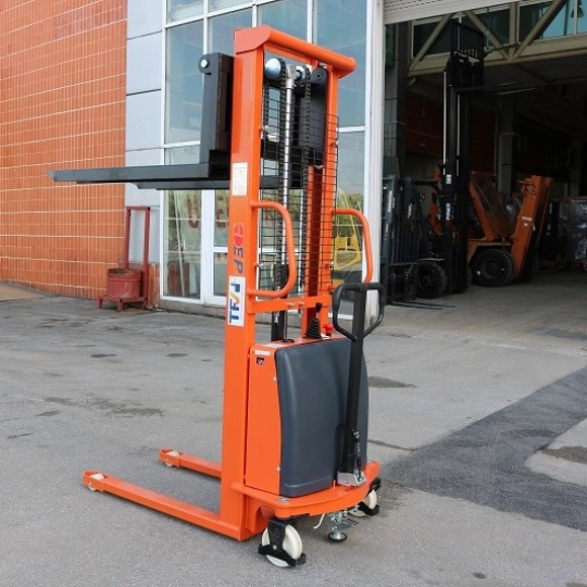 Xe nâng bán tự động 1.5 tấn