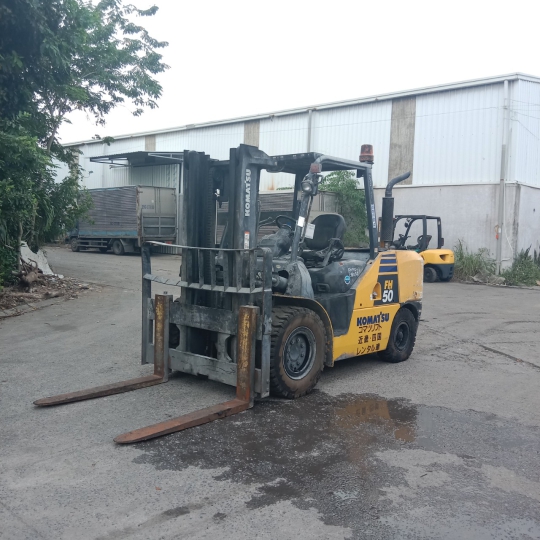 Xe nâng dầu 5 tấn cũ